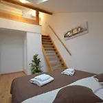 شقة Attic Josefov Mit Eigener Terrasse By Interhome *