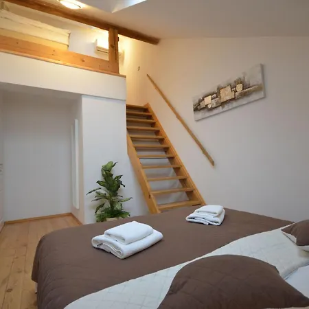 아파트 Attic Josefov Mit Eigener Terrasse By Interhome *